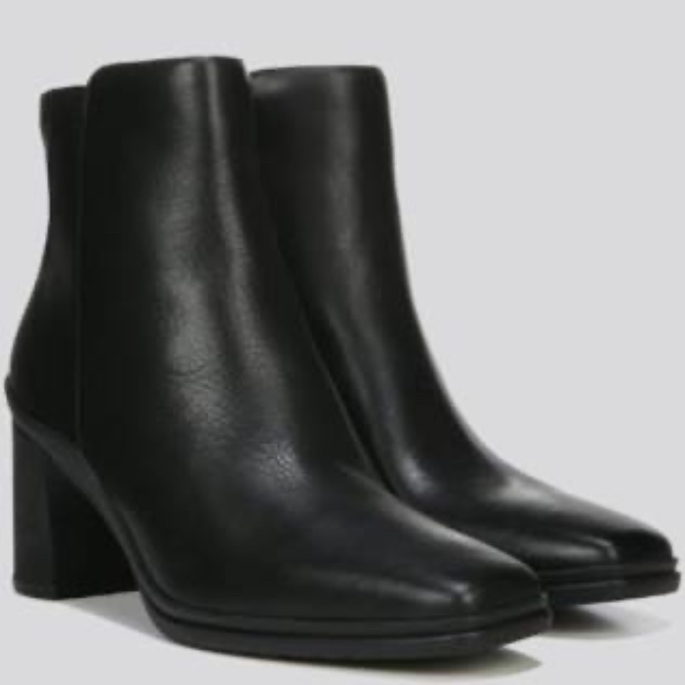Naturalizer Avery Bootie in Black Size 6